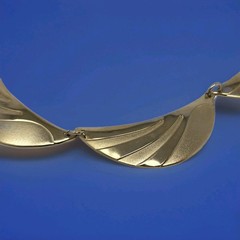 Vintage Gold Tone Scalloped Link Necklace Herringbone Chain 17 Inches Unsigned