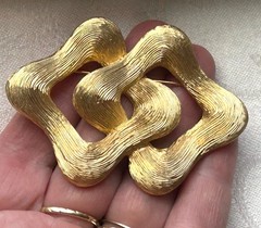 Vintage Les Bernard Vo Textured Gold Tone Statement Brooch