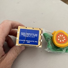 VTG 1974 Avon Sunny Fresh Orange Pin Pal Fragrance Glace Necklace – New In Box