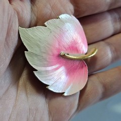 Lind-gal Gold Tone Pink White Enamel Textured Flower Leaf Brooch Vintage 1960’s