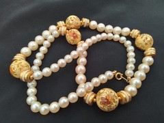 26″ VINTAGE JAPAN PAPER MACHE FLORAL FAUX PEARL GOLD WHITE DISK BEADED NECKLACE