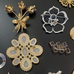 Lot of 26 Vintage Estate Jewelry Costume Brooches Pin Brooch Mix Metal