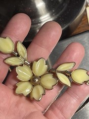 Vintage Signed Crown TRIFARI Poured Glass Bezel Flower Necklace 15.5″ pls read