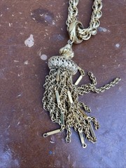 1960’S MONET GOLD-TONE ROPE CHAIN TASSEL ‘DAMITA’ NECKLACE BOOK PIECE 23″