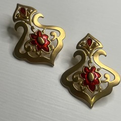 Vintage Ornate Openwork Stud Earrings Brushed Gold Tone & Red Enamel 1 3/4″