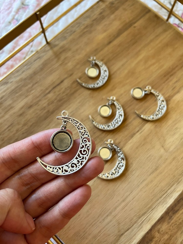 5pcs VTG Antique Silver Double Sided Crescent Moon Filigree Pendant with Circle