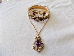 AVON 1974 QUEENSBURY NECKLACE, BRACELET & 2 RINGS