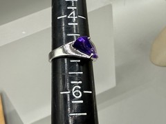 ESTATE VINTAGE 18K WHITE GOLD PLATED DEEP PURPLE FACETED CRYSTAL RING SIZE 5