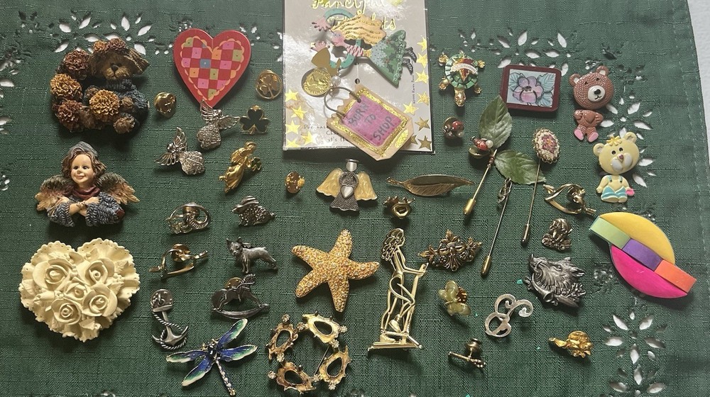 Brooch and pin lot Stickpin Brooches Gold Silver Tone Metal Mixed Materials Vtg