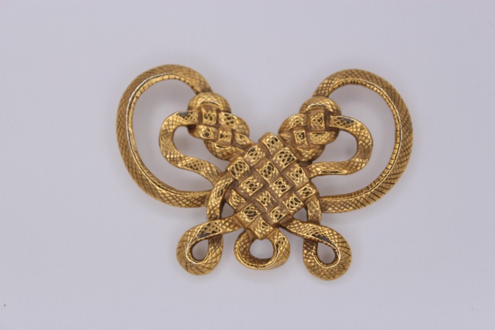 Vintage 1982 Metropolitan Museum of Art Braided Gold Tone Bow Pendant MMA