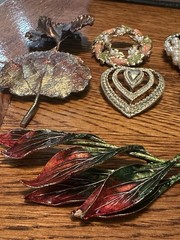 Vintage Mixed Lot 7 Brooches Enamel Faux Pearls Gold Tone Flowers Leaves Heart