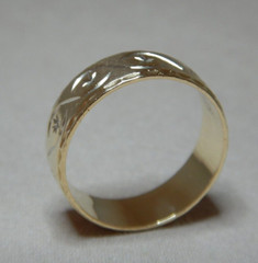 VINTAGE 9CT GOLD RING WITH ENGRAVED DECORATION 3673