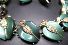 LISNER Dark Green Thermoset Leaves Vintage Necklace Earring Set