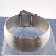Vintage Brushed Silver Tone 1″ Wide Wrap Tension Close 7″ Belt Bracelet