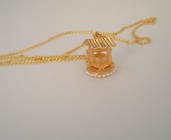 Vintage Good Luck Necklace WISHING WELL Pendant Gold Tone kitsch grannycore
