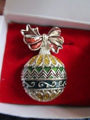 Vtg 2008 Avon Enamel Christmas Gold Green Red Ball Ornament Brooch Pin 1.75″ NIB
