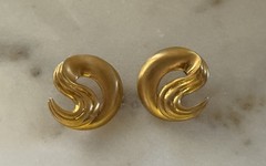 Vintage M JENT Signed Gold Tone Swirl Flame Statement Pierced Post Earrings 80s