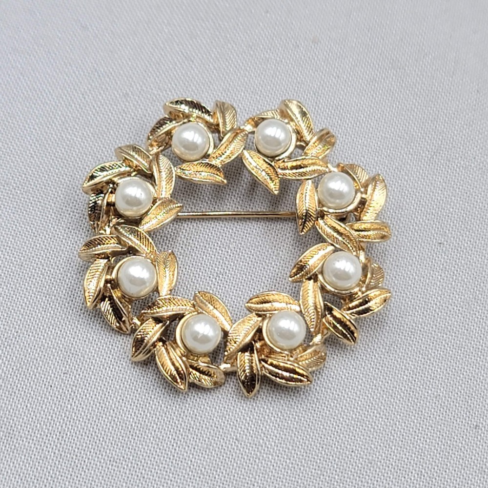 Vintage Avon Faux Pearl Wreath Brooch Gold tone 1 5/8″