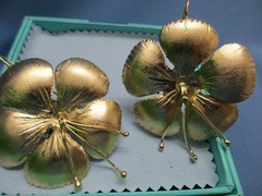 Vtg 80s Runway Couture Large Gold Tone Metal Earrings Daysy Flush Flower