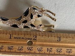 PIPER. K GOLD TONE METAL GIRAFFE DESIGN BROOCH WITH GLASS STONES 2,75”