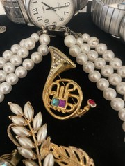 VINTAGE Junk Jewelry Lot FOR CEAFTS Some Signed Pieces Broken Singles Age Wear