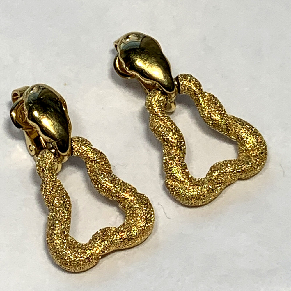 VTG Signed TRIFARI Gold Tone DOORKNOCKER EARRINGS Clip Hinged Texture Triangle