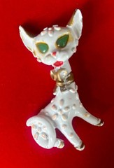 VTG Green Eyed White Enamel Copy Cat 1970’s Pet Pin Brooch Adorable