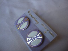 VINTAGE SAMUEL HUANG DESIGNER CLOISONNE ‘SHOU’ LAVENDER & CREAM STUD EARRINGS