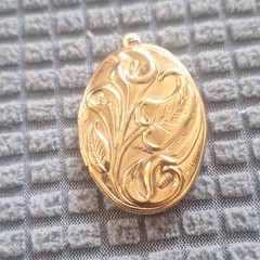 Gold Tone Oval Floral Engraved Photo Locket Pendant for Unisex Adults