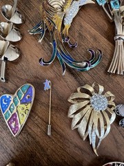 Spectacular lot of assorted vintage brooches