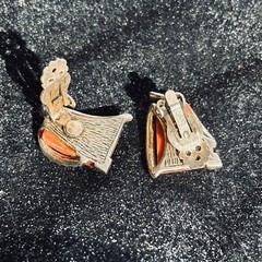 EARRINGS vintage unsigned dark orange acrylic goldtone metal laurel clip-on pair