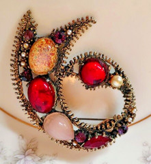 VTG BROOCH Textured Gold Tone Paisley Shape Fire Opal Cabochon Pink Red 2.5 in