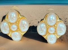 VINTAGE GOLD TONE METAL FAUX PEARL CLIP ON EARRINGS 1” Z01
