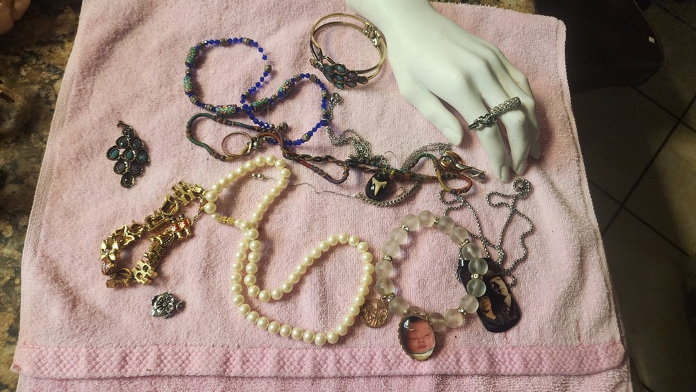 lot of vintage jewelry mixed