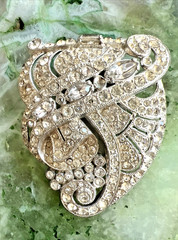 VINTAGE ART DECO 1930’s 40’s RHINESTONE FUR CLIP 2″ long x 1 1/2″ wide
