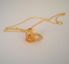 Vintage Good Luck Necklace WISHING WELL Pendant Gold Tone kitsch grannycore