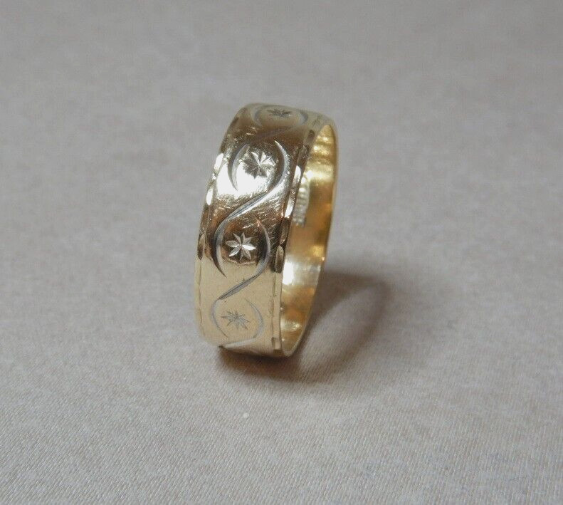 VINTAGE 9CT GOLD RING WITH ENGRAVED DECORATION 3673