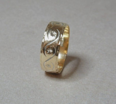 VINTAGE 9CT GOLD RING WITH ENGRAVED DECORATION 3673