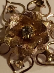 Vintage 1960s Gold Toned With Clear Crystals Detailed Flower Brooch! Very Pretty