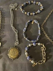COSTUME JEWELRY LOT 1