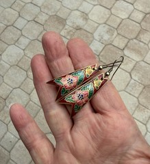 Vintage Cloisonné Floral Enamel Wire Earrings. Gold Tone Very Good Condition.