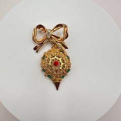 Vintage 90s Gold Tone Rhinestone Bow Ornament Brooch Pin Women’s Classic Jewelry