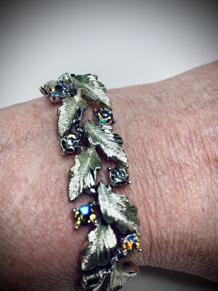 ( LISNER) Vintage Fashion Crystal & Diamond Looking Silver Tone Bracelet