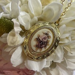 Vintage Style ROSE Cameo Locket Pendant Necklace Roman Woman Gold Tone Valentine