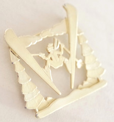 Cool! 2.25″ VTG c1980’s DOWNHILL SNOW SKIER/ SKI JUMPER 2-TONE GOLD BROOCH PIN