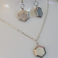 Vintage NOS Silver Hexagon Locket Necklace & Earrings Set – 20″ Magnetic Clasp