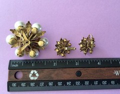 Vtg. Gold Tone Clear Sparkling Rhinestones And Faux Pearls Brooch & Earrings Set