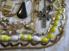 VINTAGE JEWELRY LOT 50 ALL SIGNED AVON NECKLACE BRACELET BROOCH PIERCED EARRINGS