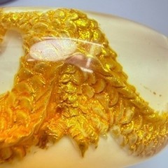Chunky Vintage Asian Dragon White and Gold Lucite Bangle Bracelet 7.5″ Boho