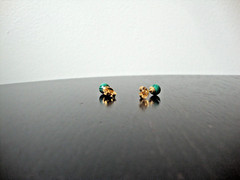 VTG 1970s HANDMADE 6MM MALACHITE BEAD/BALL YELLOW GOLD PLATED STUD EARRINGS